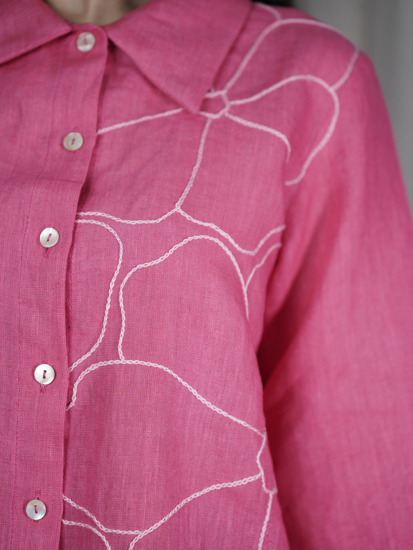 Shirt with one side flower embroidery